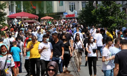 Kavurucu sıcağa rağmen turistler Taksim'e akın etti