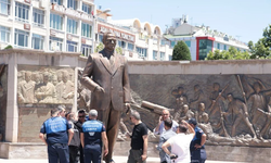 Atatürk Anıtı'na baltayla saldırıldı: 2 kişiye gözaltı kararı!