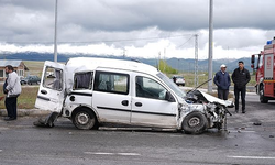 Erzurum'da Trafik Kazası! Otomobil ile hafif ticari araç çarpıştı: 5 yaralı!