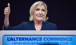 Fransa'da 200 aday Le Pen'e engellemek için geri çekildi
