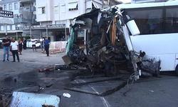 Antalya'da tur midibüsü bariyere çarptı: Şoför öldü, 20 yaralı!