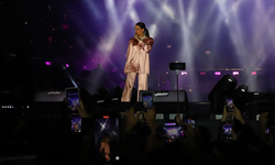 Şarkıcı Bengü'ye konserinde sahneye onlarca pet şişe fırlatıldı