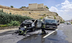 Mardin'de seyir halinde bulunan hafif ticari araçta yangın çıktı