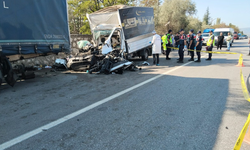 Çorum'da kamyonet TIR'a çarptı: 3 ölü!