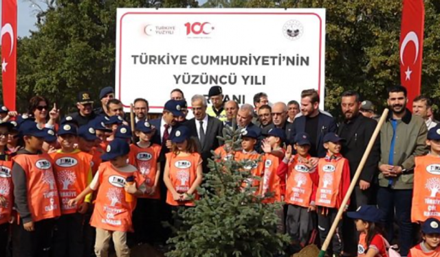 Ankara'da Cumhuriyet'in Yüzüncü Yılında Yüz Bin Fidan Toprakla Buluşturuldu!