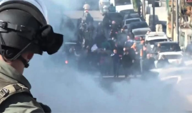 İsrail polisi Mescid-i Aksa'da namaz kılan Müslümanlara göz yaşartıcı gazla saldırdı