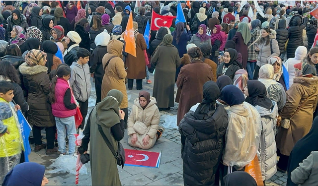 Elazığ'da bir kadın Erdoğan konuşurken Türk bayrağını önüne alıp namaz kıldı