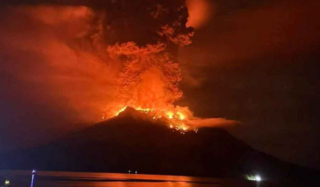 Endonezya'da yanardağ patlaması: Tsunamiye neden olabilir
