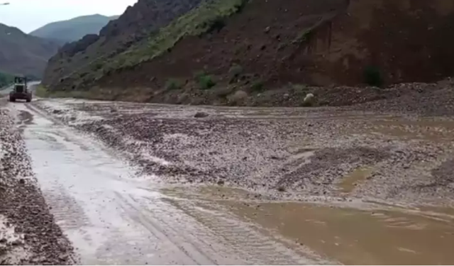 Erzurum'da Sağanak Yağış Sonrası Heyelan: Erzurum-Artvin Yolu Kapanma Noktasına Geldi