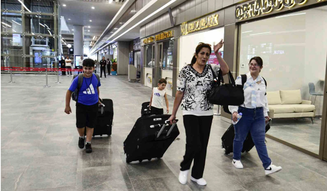 Lübnan’dan tahliye edilen 169 kişi Türkiye’ye geldi