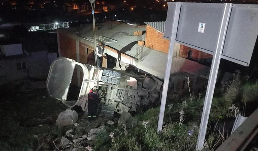 Balıkesir'de freni boşalan kamyon eve girdi: 2 kişi hayatını kaybetti