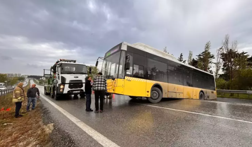 Büyükçekmece'de İETT Otobüsü Yağışlı Havada Bariyerlere Çarptı: 1 Kişi Hafif  Yaralandı