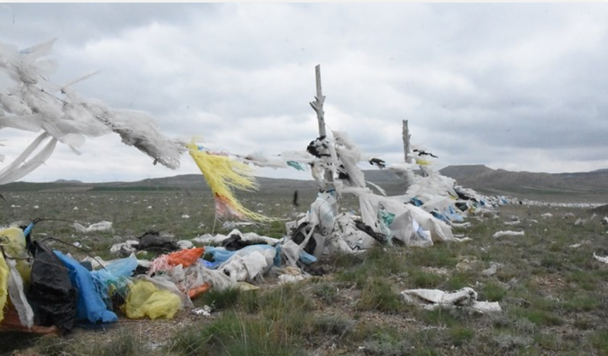 Sivas Ulaş'taki çöpler 10 km.'ye yayıldı