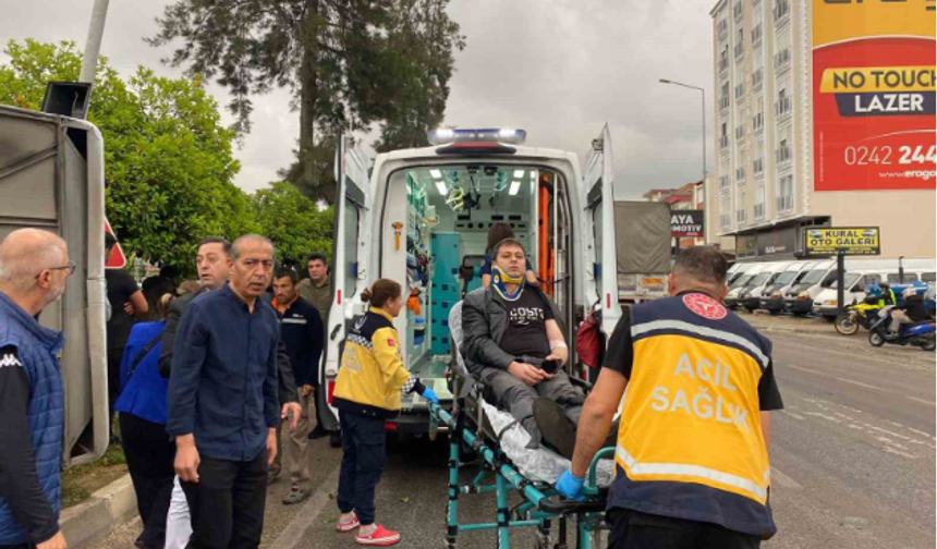 Antalya'da servis aracı devrildi: 19 kişi yaralandı!