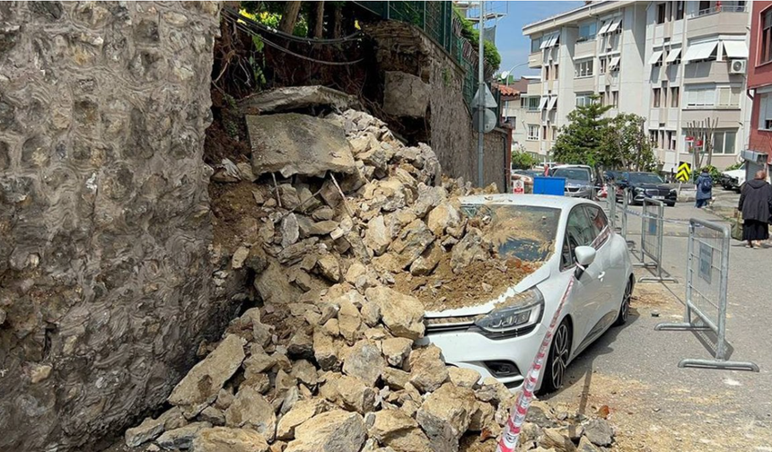Üsküdar'da dün yaşanan şiddetli yağışlardan dolayı sitenin duvarı çöktü: 2 araç hasar gördü