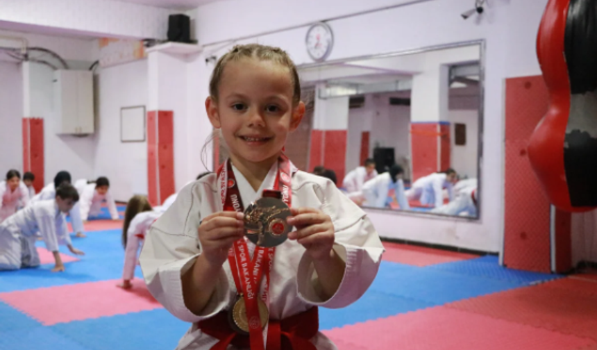 6 yaşındaki Ayza Akgün, Türk karate şampiyonu oldu!