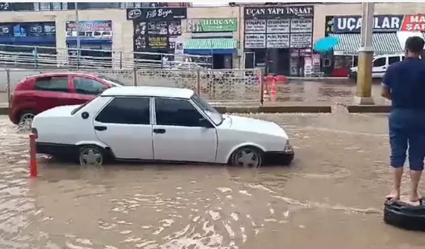 Elazığ'da Sağanak Yağış: Cadde ve Sokaklar Sular Altında!