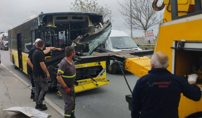 Sultangazi'de Kaza! İki otobüs kafa kafaya çarpıştı: 1'i çocuk 2 yaralı!